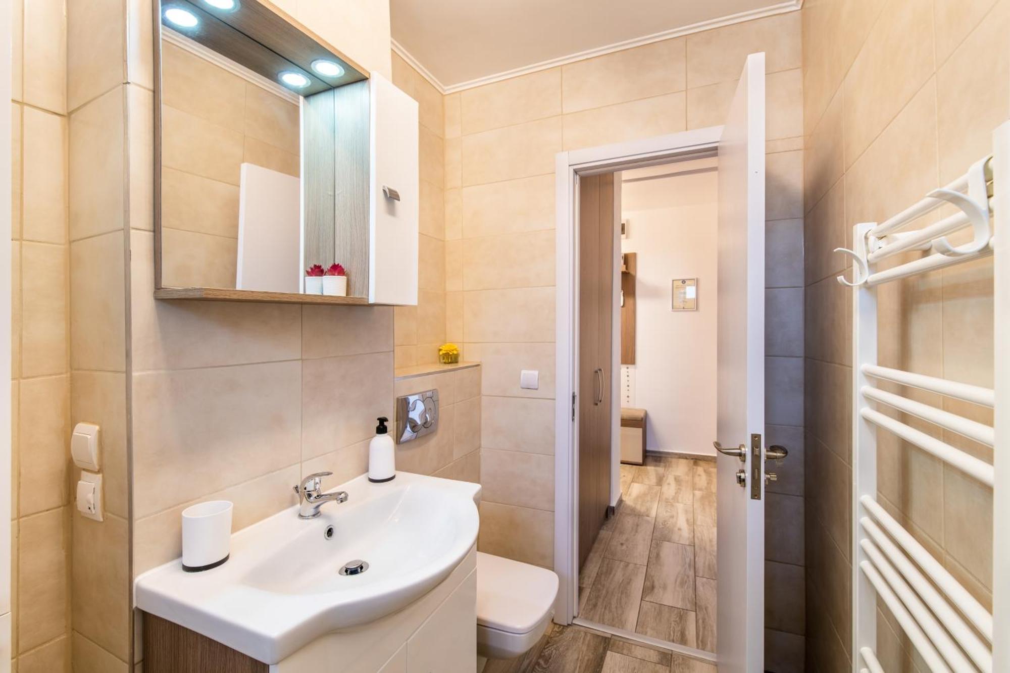 Springhome - Cozy Apartment With Balcony & Parking Brasov Exterior photo